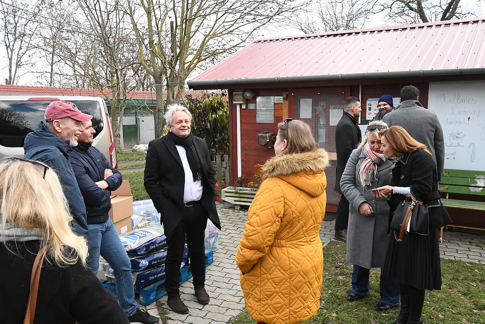 Adomány a HEROSZ Fehérvári Állatotthonának az iGenerációért Egyesülettől